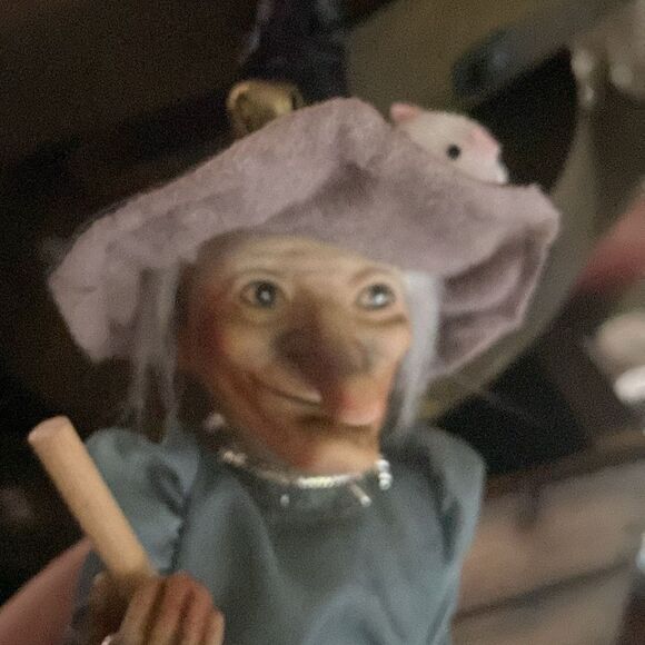 80s Vintage Witch with White Mouse on Hat Halloween Decoration Doll - Picture 4 of 10